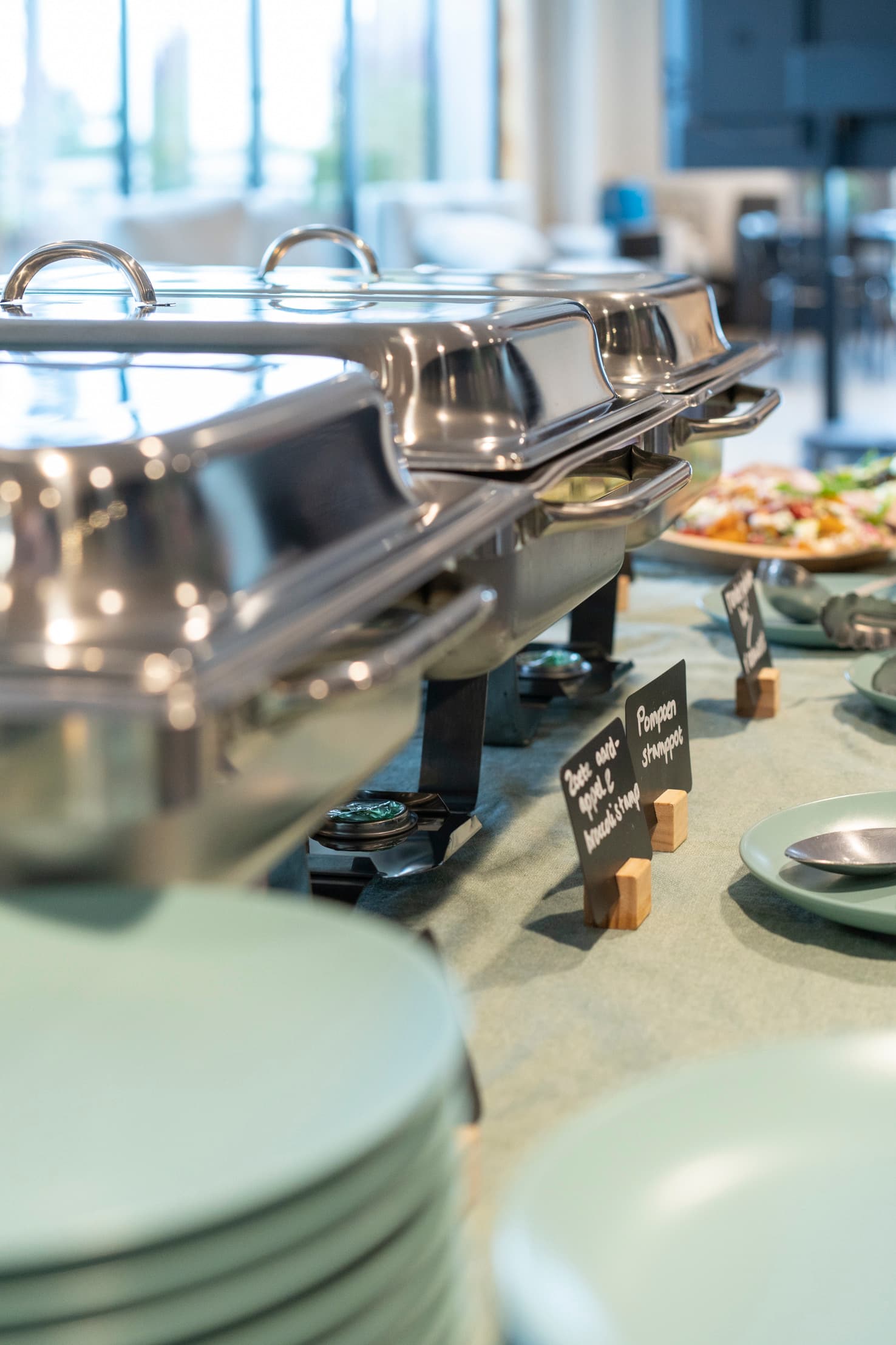 Een warm buffet van Wit-lof, klaar voor een bijeenkomst